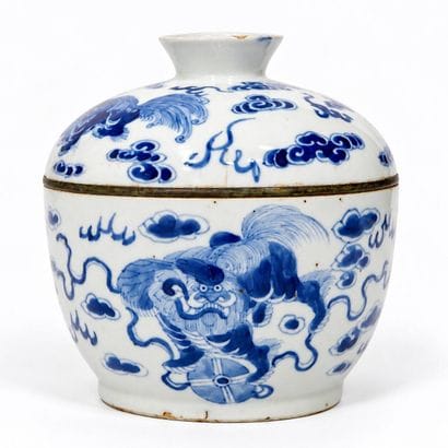 Chine pour le Vietnam. 
Bol couvert en porcelaine...