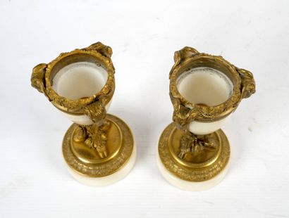 Paire de cassolettes formant chandelier,...