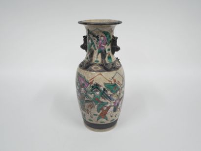 CHINE, XXe, NANKIN
Vase en faïence à décor...