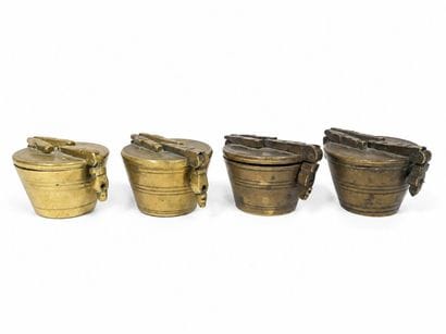 Ensemble de quatre piles de poids en bronze...