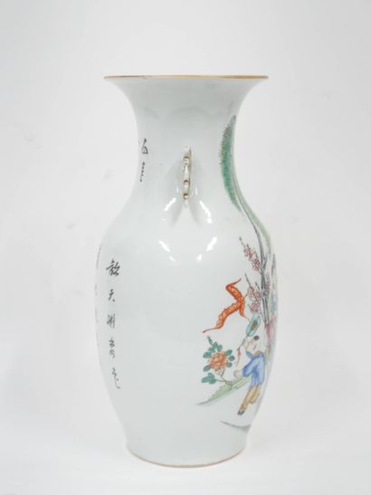 CHINE, XXe siècle
Vase balustre en porcelaine...