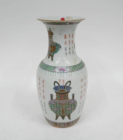 Vase balustre en porcelaine et émaux polychromes...