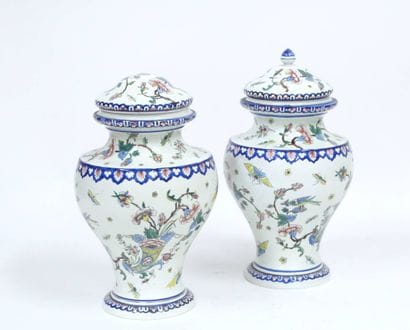 GIEN
Paire de vases couverts de forme balustre...