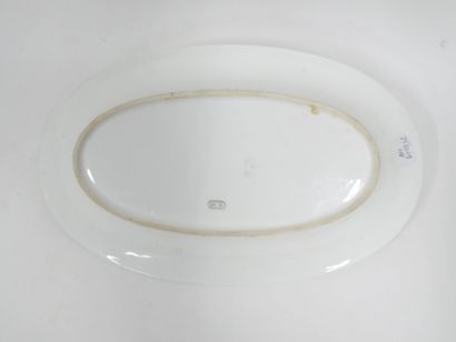 SEVRES 
Petit plat ovale en porcelaine au...