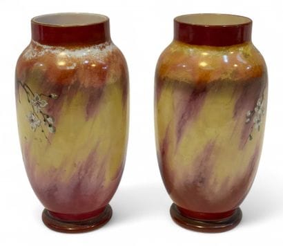 JAPON, XXe siècle
Paire de vases en porcelaine...