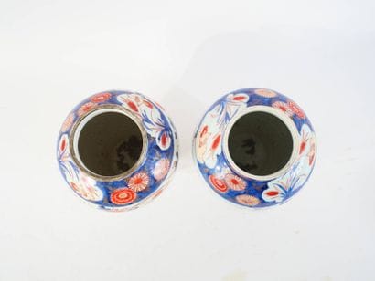 JAPON, Imari
Paire de vases en porcelaine...