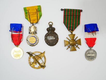 Lot de six croix et décorations militaires...