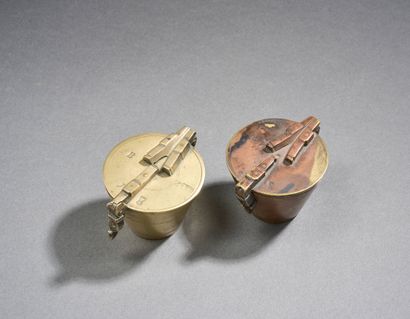 Deux piles de poids en bronze de 1 livre...