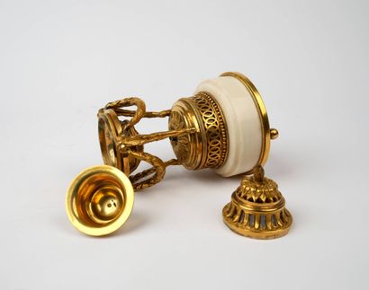 Brûle-parfum en bronze doré, la base cylindrique...
