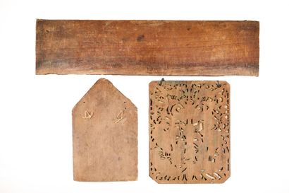 INDONESIE - XXe siècle
Deux plaques en bois...