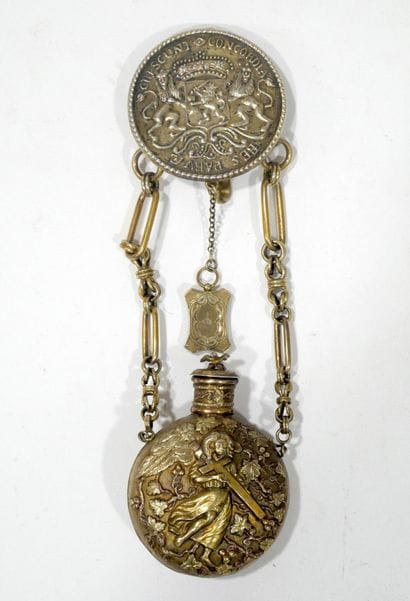 Élément de châtelaine en métal doré et vermeil...
