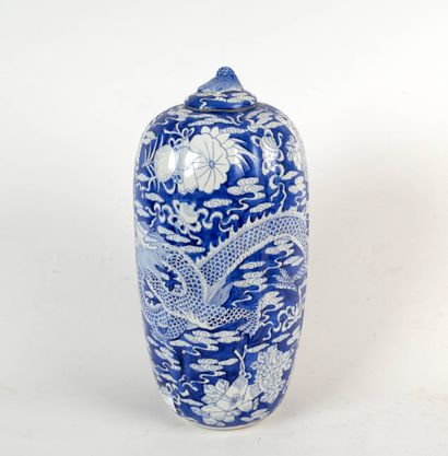 CHINE, XXe siècle
Grand vase couvert en porcelaine...