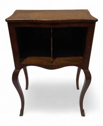 Table de chevet de style Louis XV en acajou
Pieds...