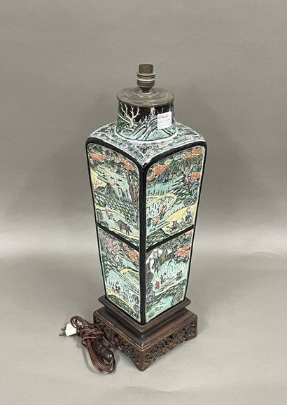 CHINE, fin du XIXème siècle
Vase en porcelaine...