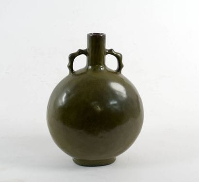 CHINE, XXe
Vase en céramique verte émaillée...