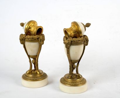 Paire de cassolettes formant chandelier,...