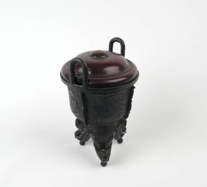 CHINE - XIXe siècle
Brûle-parfum en bronze...