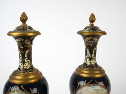 Paire de vases couverts en porcelaine dans...
