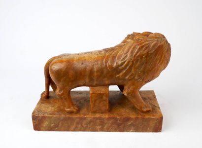 Lion rugissant en pierre sculptée reposant...