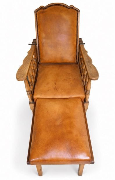 Fauteuil de repos garni de cuir havane, ottomane...