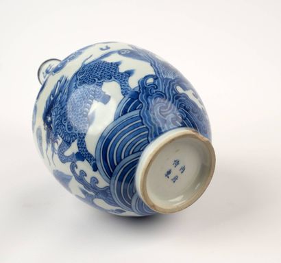 CHINE POUR LE VIETNAM - XXe siècle
Vase balustre...