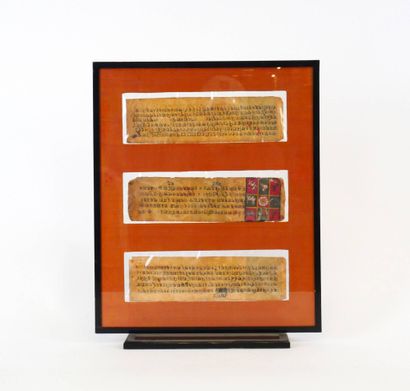 INDE - XXe siècle
Trois feuillets de livre...
