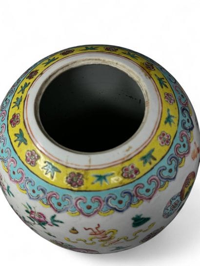 CHINE. Pot en porcelaine dans le goût de...
