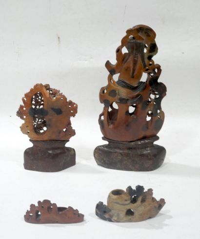 Lot de quatre sculptures en pierre dure
Une...