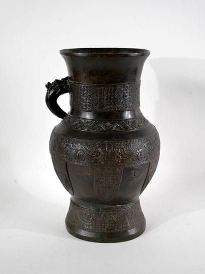 CHINE, XIXe 
Vase en bronze, intérieur zinc....