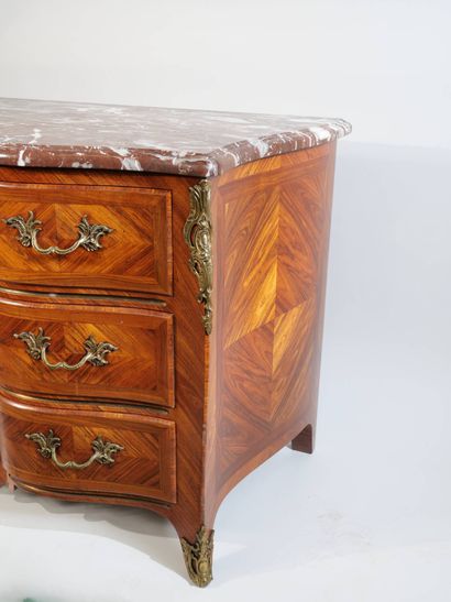 Commode en arbalète marquetée toutes faces...