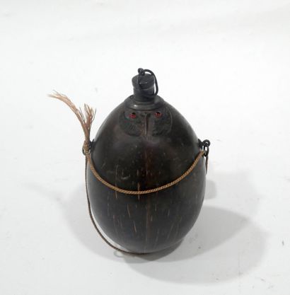 Noix de coco sculptée et transformée en gourde...