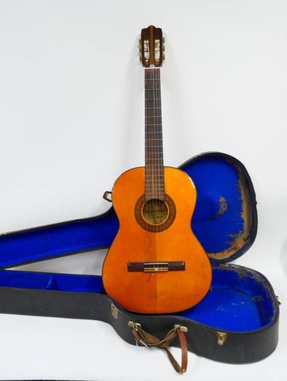 Guitare sèche portant l'étiquette 