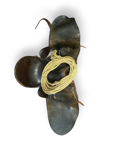 STOCKMAN, 
Selle en cuir et métal, avec corde,...