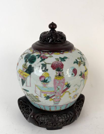 CHINE, XXe siècle
Pot à gingembre en porcelaine...