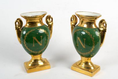 Paire de vases en porcelaine blanche et dorée...