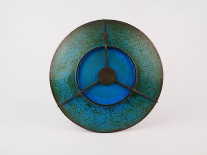 Plat rond à décor en émaux cloisonnés d'un...