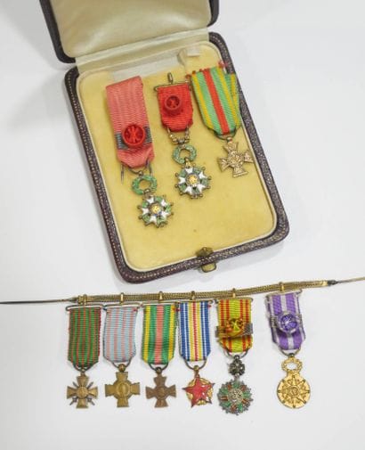 Barrette de gala en métal doré comprenant...
