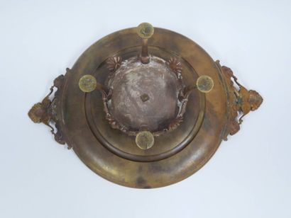 Coupe quadripode en bronze doré au médaillon...