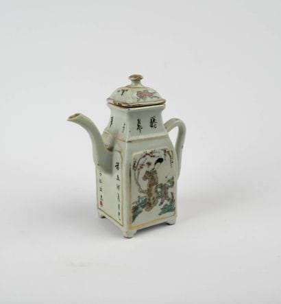 CHINE - XXe siècle
Verseuse de forme carrée...
