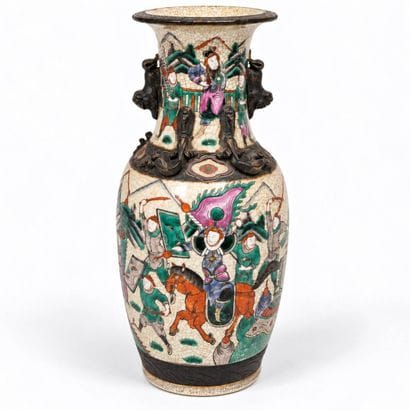 CHINE, XXe, NANKIN
Vase en faïence à décor...