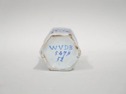 DELFT 
Petit vase en faïence à six pans,...