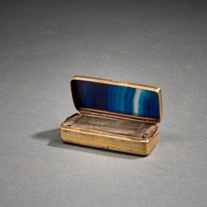 Petite tabatière rectangulaire en agate bleue...