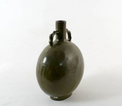 CHINE, XXe
Vase en céramique verte émaillée...