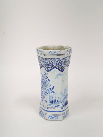 DELFT 
Petit vase en faïence à six pans,...