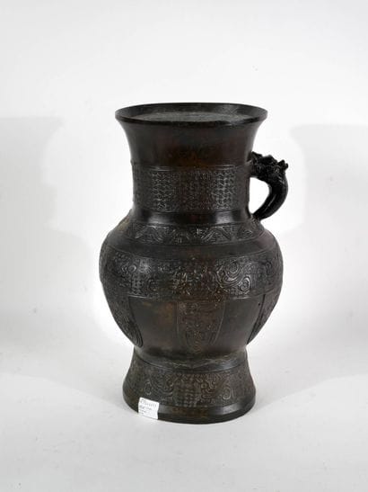 CHINE, XIXe 
Vase en bronze, intérieur zinc....