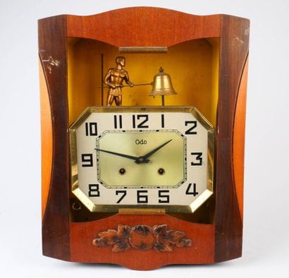 ODO – Pendule murale à jacquemart, en bois...