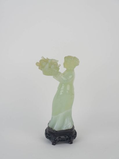 CHINE, XXe siècle
La porteuse de fruits
Sculpture...