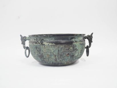 CHINE, XXe
Bol de style archaïque en bronze...