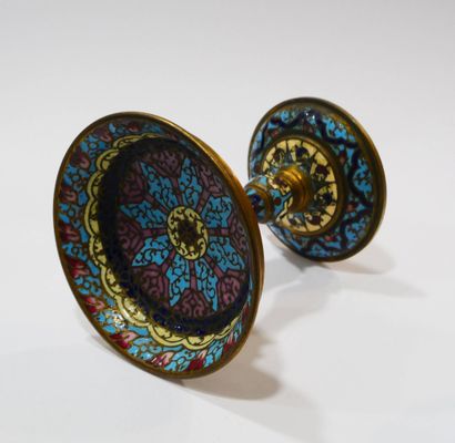 Coupe circulaire sur pied en bronze doré...