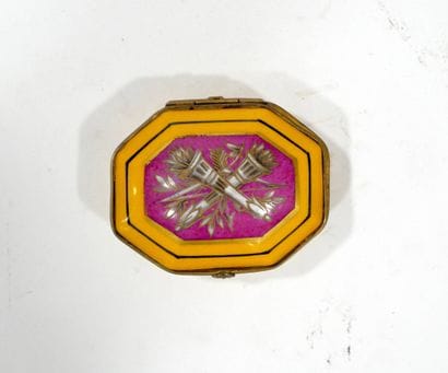 Boîte en porcelaine octogonale, le couvercle...